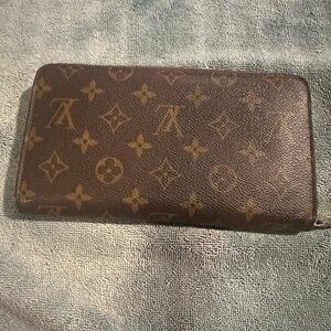 Louis Vuitton Zippy Wallet
